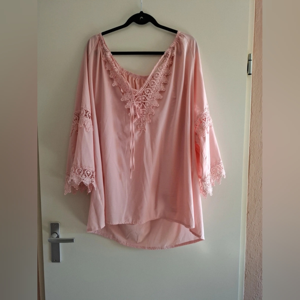 Chic Lace-Accented Blouse in Soft Pink